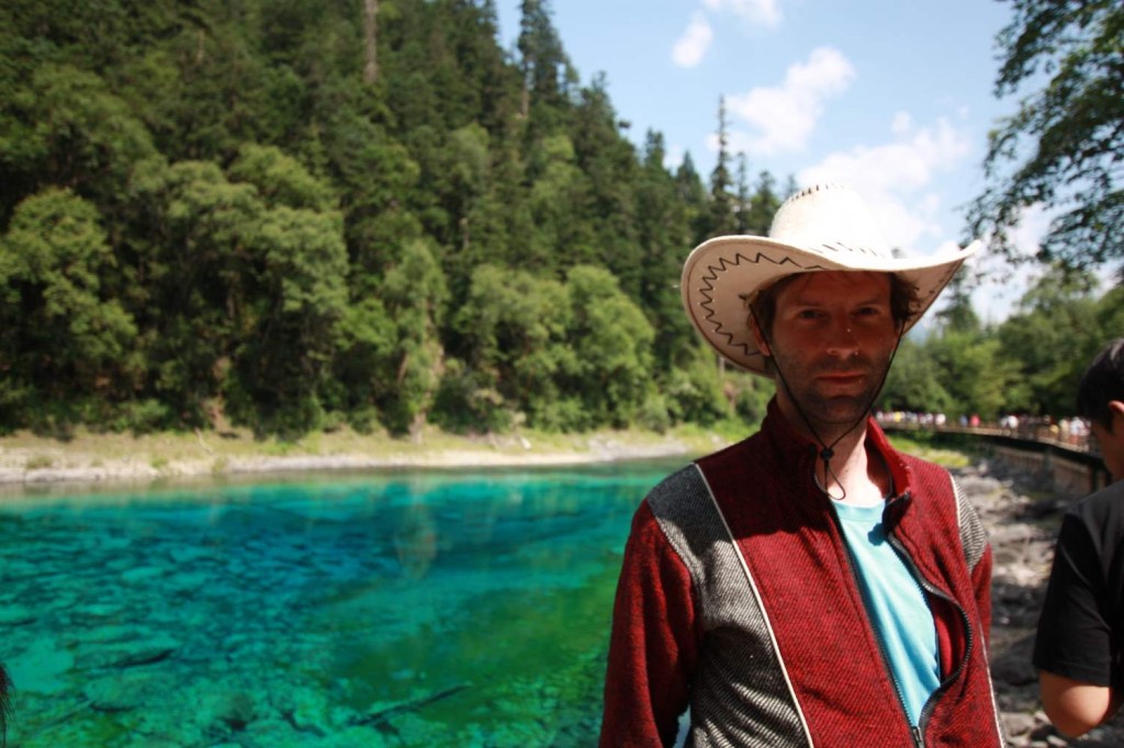 Oliver vor den grünblauen Seen von Jiuzhaigou in Südwestchina