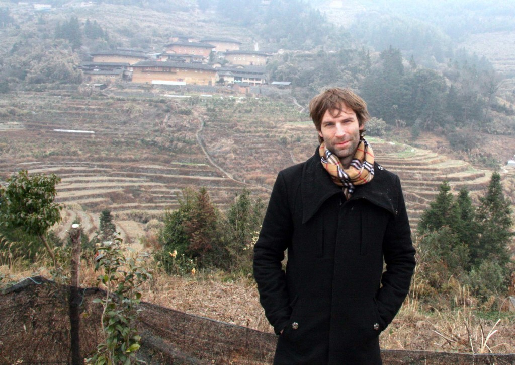 Oliver vor den Lehmgebäuden der Hakka-Minderheit in der südostchinesischen Provinz Fujian, seit wenigen Jahren UNESCO-Weltkulturerbe