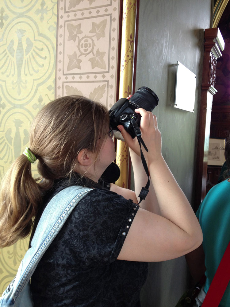 Claudi auf der Suche nach dem perfekten Winkel