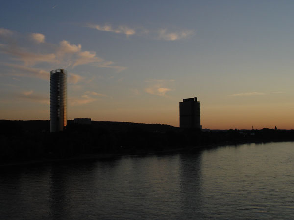 Abends am Rhein: Posttower & Langer Eugen