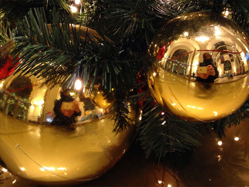 Weihnachtsbaumkugeln im Dresdner Hauptbahnhof